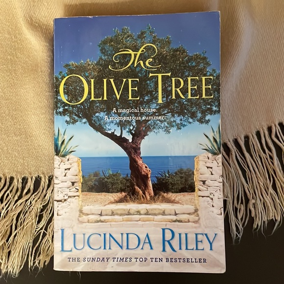 Two wonderful novels! Perfect for poolside reading. - Picture 3 of 3